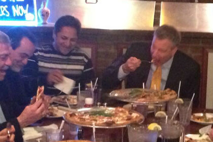 Мэра Нью-Йорка обвинили во всех грехах из-за неумении есть пиццу