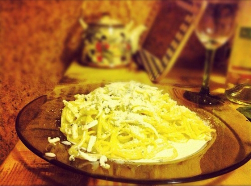 Спагетти в сливочном соусе с сыром дор-блю и чесноком