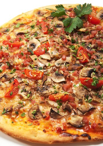 Пицца с грибами, помидорами и пряными травами