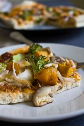 Пицца с тыквой, карамелизованным луком, горгонзолой и хрустящими жареными листьями шалфея