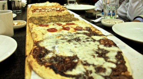 Ливанцы угощают гостей длинной-длинной пиццей на весь стол!