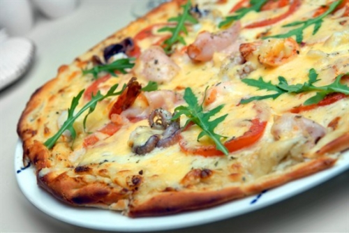Пицца с рыбой, крабами и соусом из морской капустой