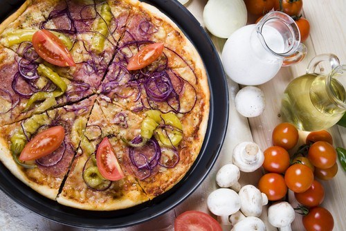 Пицца с овощами и соусом песто