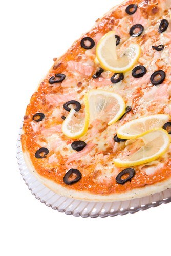 Пицца с жареной рыбой и красной икрой