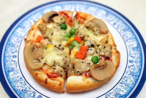 Пицца с рыбой, грибами и зеленым горошком