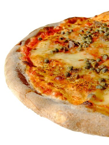 Пицца с домашним сыром и каперсами