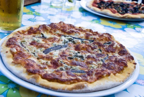 Пицца с сардинами, луком и помидорами