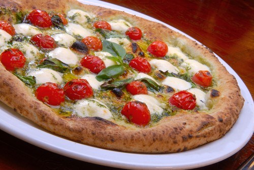 Сырная пицца с базиликом