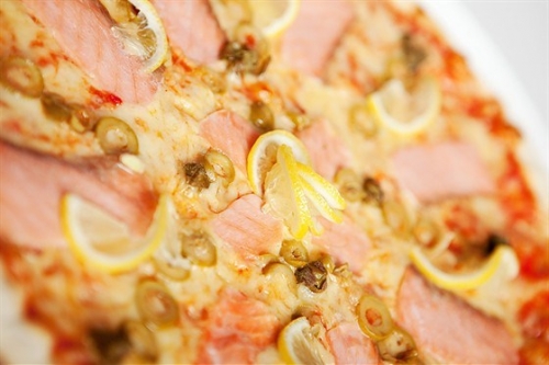 Пицца с копченым лососем и укропным кремом