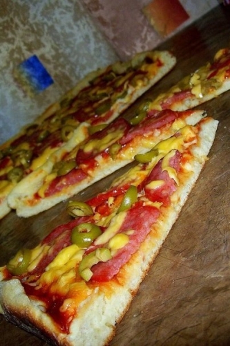 Пицца с салями и оливками