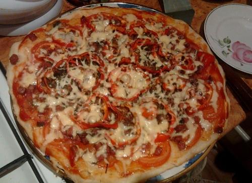 Тонкая пицца с салями, помидорами и сладким перцем