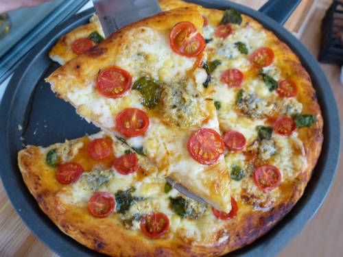 Пицца с двумя видами сыра, черри и базиликом